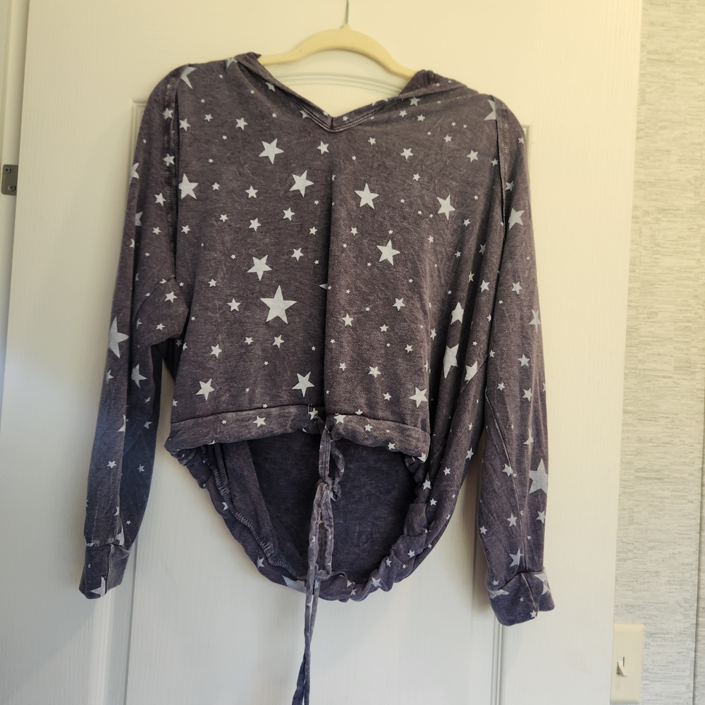 Gray and White Star Print Blouse with Long Sleeves